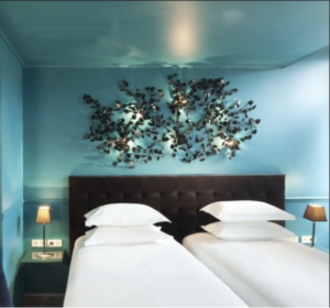 Tête-de-lit-marron-mur