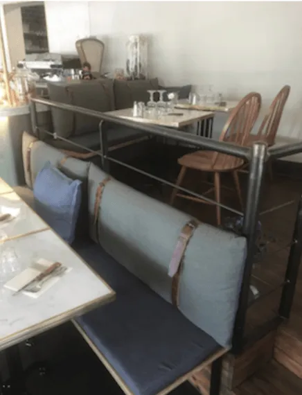 Banquette restaurant dossier forme coussin gris avec ceintures cuir