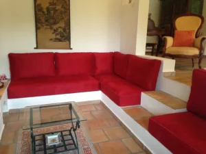 Canapé rouge incrusté dans les escaliers