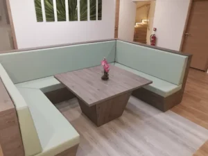 Banquette dossier pupitre en vert clair et forme u