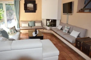 Canapé coussins posés sur bois et mur pour salon blanc