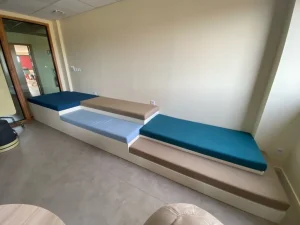 Banquettes bleu et marron en salle de repos supperoposition