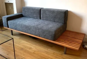 Canapé gris épais en bois