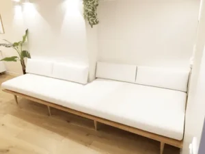 Canapé blanc contour de mur