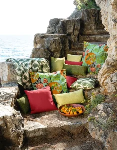 Coussins uni et motifs dans des escaliers en roche en extérieur