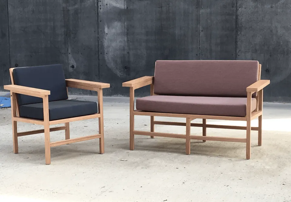 Banquette coussins marron et grise pour le théâtre de Strasbourg