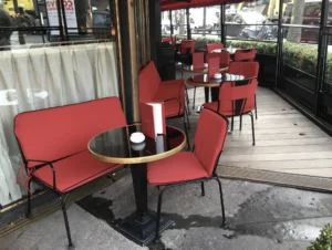 banquettes extérieur cafe terrasse Fouquet's rouge Champs Elysées