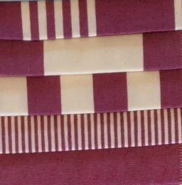 4 rayures et uni col rouge