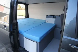 Mode lit fourgon vue coté banquette cyan