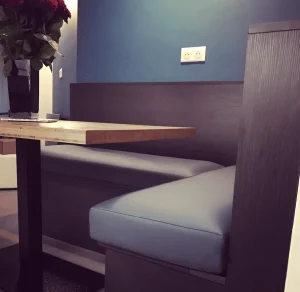 Tissu assise banquette gris clair structure en bois foncé