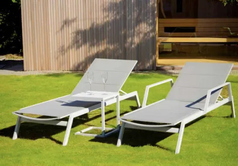 Bain de soleil en tissus gris clair avec tablette